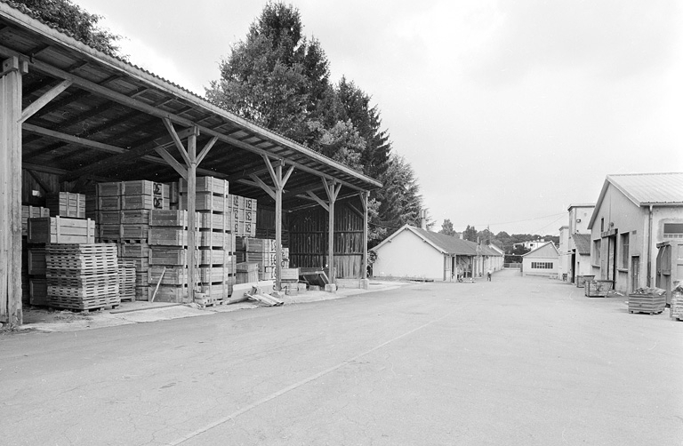 Entrepôt industriel et ateliers divers au sud. © Yves Sancey / Région Bourgogne-Franche-Comté, Inventaire du patrimoine - 2001