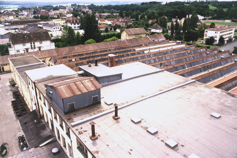 Terrasse de l'atelier d'émaillage et sheds des ateliers de fabrication en rez-de-chaussée. © Yves Sancey / Région Bourgogne-Franche-Comté, Inventaire du patrimoine - 2001