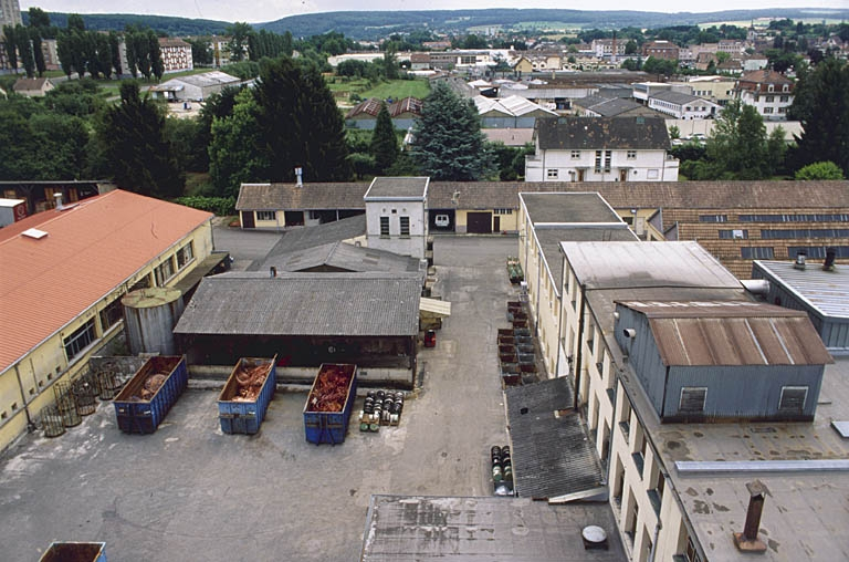 Bâtiments sud : entrepôt industriel, transformateur, ateliers de fabrication et bureau d'études. © Yves Sancey / Région Bourgogne-Franche-Comté, Inventaire du patrimoine - 2001
