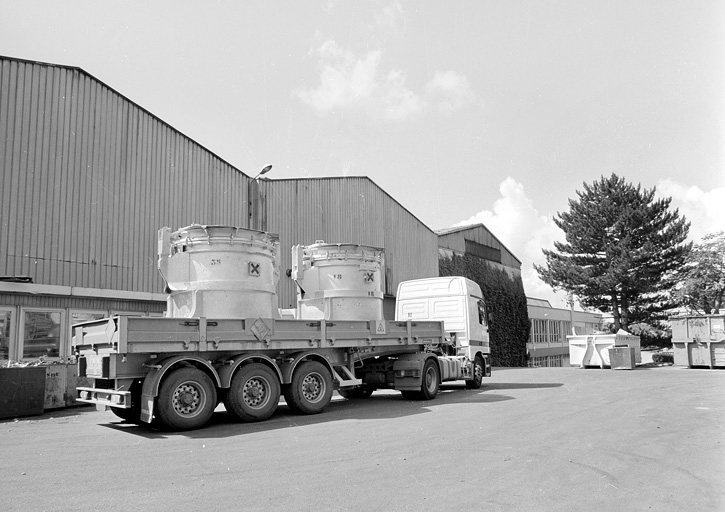 Camion manoeuvrant pour aller décharger les poches d'aluminium liquide. © Yves Sancey / Région Bourgogne-Franche-Comté, Inventaire du patrimoine - 2001