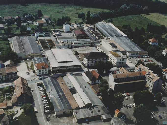 Vue aérienne depuis l'est. © Yves  Sancey (reproduction) / Région Bourgogne-Franche-Comté, Inventaire du patrimoine - 2001