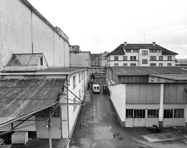 Atelier de fabrication (à droite), ancien couvent (au fond) et bureaux (à droite). © Yves Sancey / Région Bourgogne-Franche-Comté, Inventaire du patrimoine - 2001