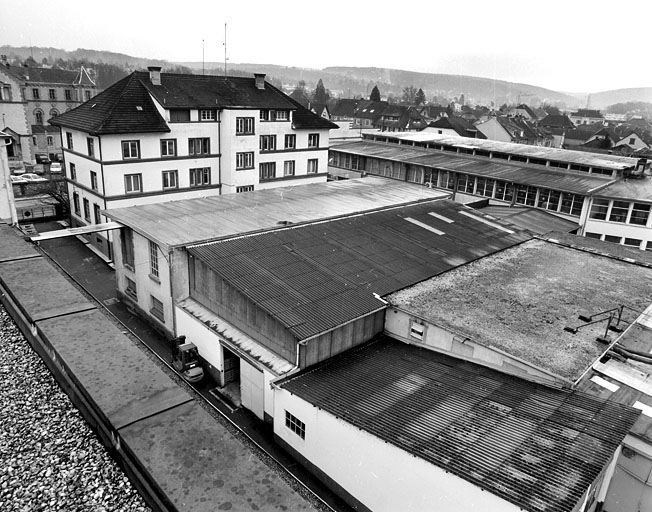 Vue plongeante sur les bureaux, le magasin d'expédition et l'ancienne chaufferie. © Yves Sancey / Région Bourgogne-Franche-Comté, Inventaire du patrimoine - 2001