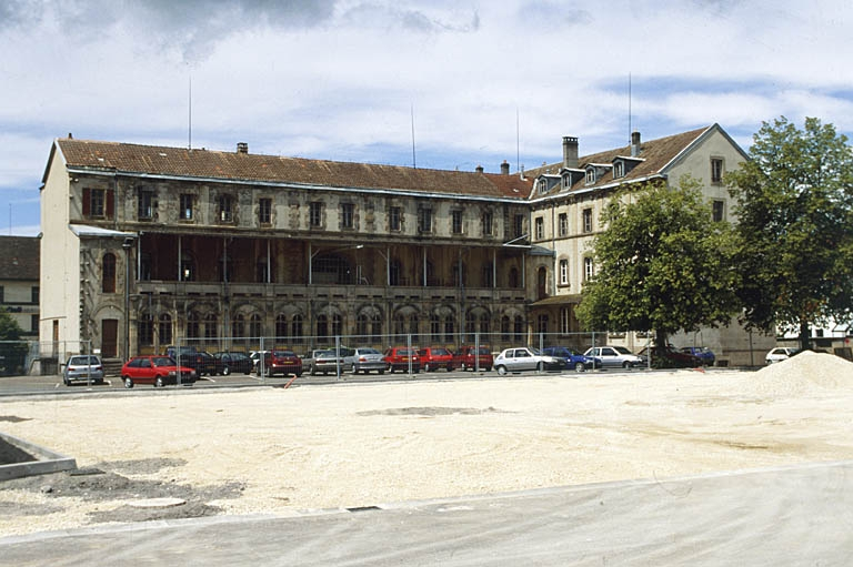 Façade est de l'ancien couvent de dominicaines. © Yves Sancey / Région Bourgogne-Franche-Comté, Inventaire du patrimoine - 2001