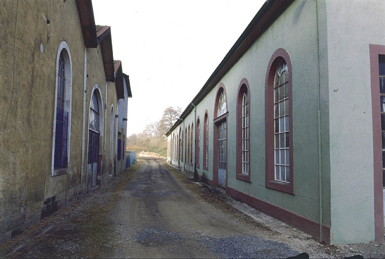 Passage entre les ateliers est. © Jérôme Mongreville / Région Bourgogne-Franche-Comté, Inventaire du patrimoine - 2001