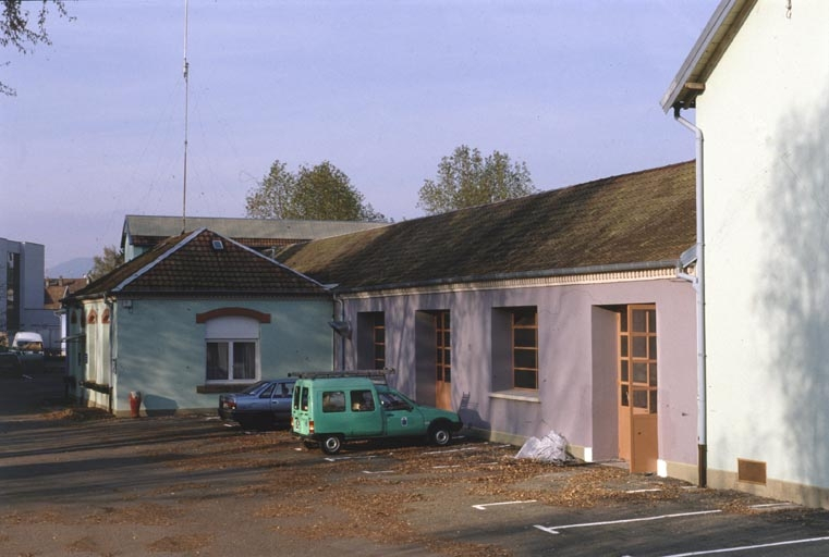 Bureaux et façade de l'atelier du tissage. © Jérôme Mongreville / Région Bourgogne-Franche-Comté, Inventaire du patrimoine - 2001