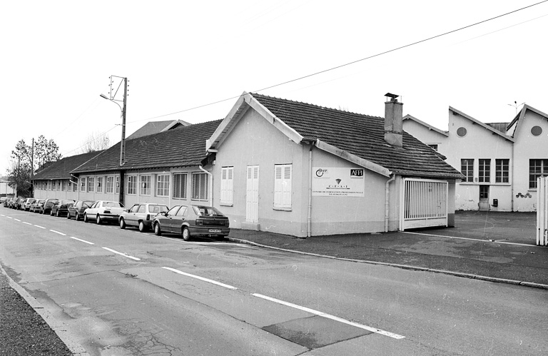 Vue des bâtiments est depuis la rue de Soisssons. © Yves Sancey / Région Bourgogne-Franche-Comté, Inventaire du patrimoine - 2001