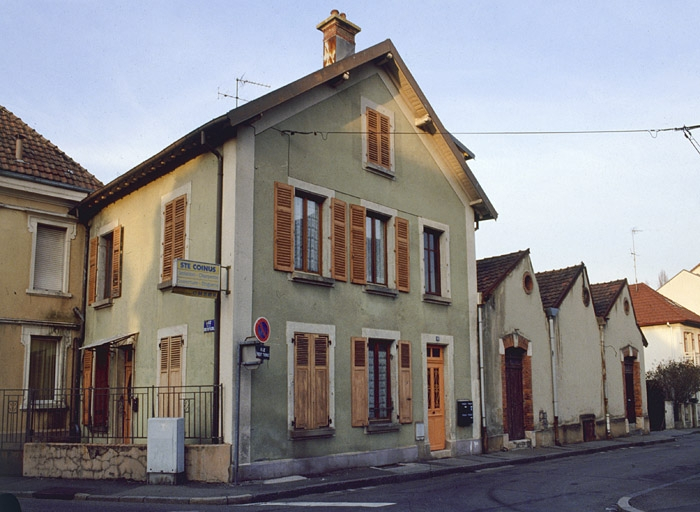 Façade sur rue du logement et de l'atelier de fabrication. © Jérôme Mongreville / Région Bourgogne-Franche-Comté, Inventaire du patrimoine - 2001