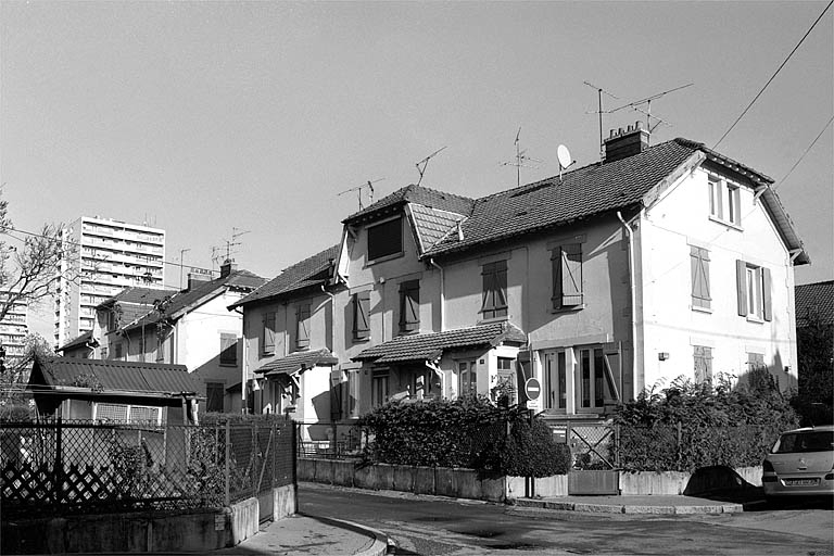 Vue de trois quarts d'un logement ouvrier. © Jérôme Mongreville / Région Bourgogne-Franche-Comté, Inventaire du patrimoine - 2001