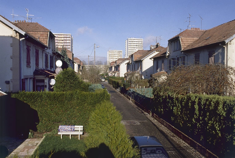 Vue d'ensemble d'une rue. © Jérôme Mongreville / Région Bourgogne-Franche-Comté, Inventaire du patrimoine - 2001