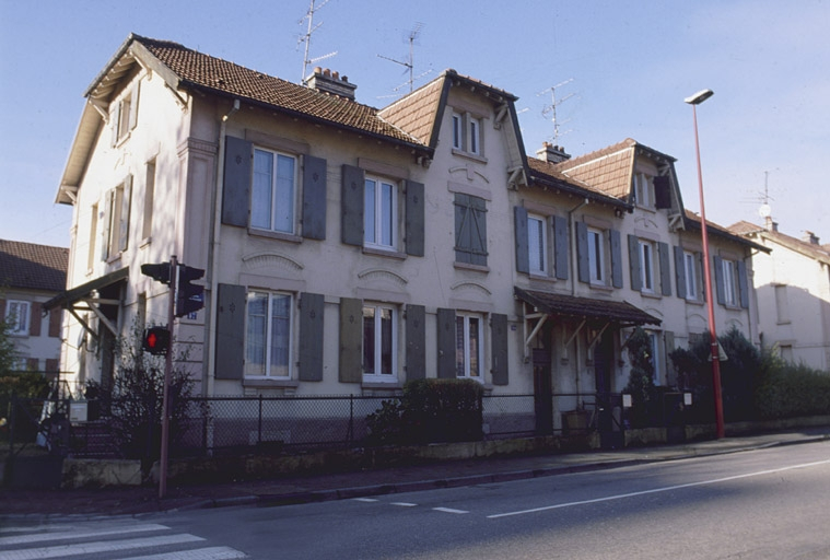 Façade antérieure d'un logement ouvrier rue Voltaire. © Jérôme Mongreville / Région Bourgogne-Franche-Comté, Inventaire du patrimoine - 2001