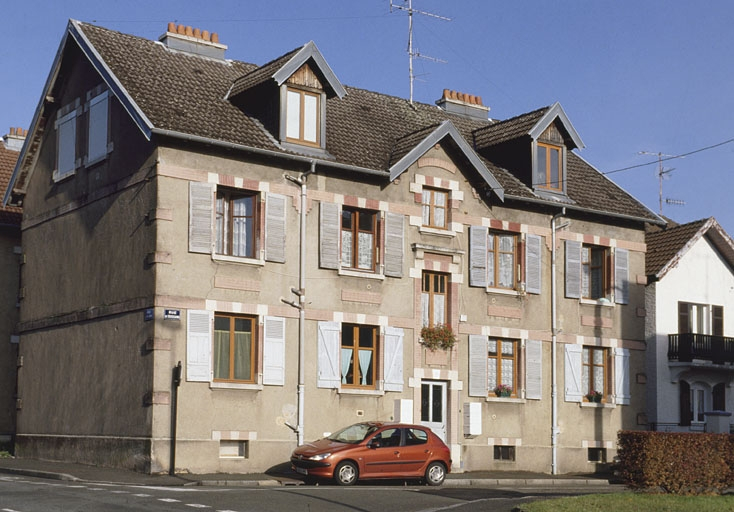 Logement ouvrier collectif à cinq travées (rue de Bussang à Belfort). © Yves Sancey / Région Bourgogne-Franche-Comté, Inventaire du patrimoine - 2001
