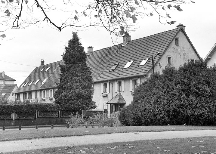 Logements ouvriers de l'usine métallurgique. © Jérôme Mongreville / Région Bourgogne-Franche-Comté, Inventaire du patrimoine - 2001