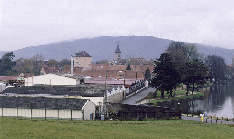 Ateliers de fabrication nord et extrémité de l'étang des Forges. © Jérôme Mongreville / Région Bourgogne-Franche-Comté, Inventaire du patrimoine - 2001