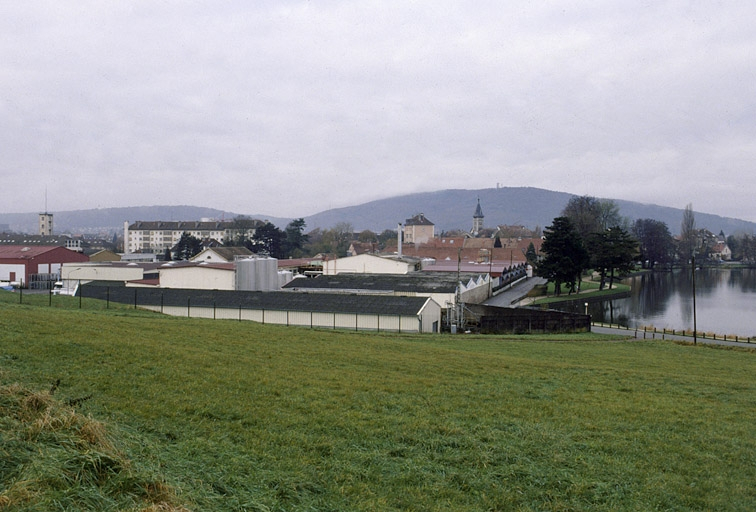 Vue d'ensemble depuis l'est. © Jérôme Mongreville / Région Bourgogne-Franche-Comté, Inventaire du patrimoine - 2001