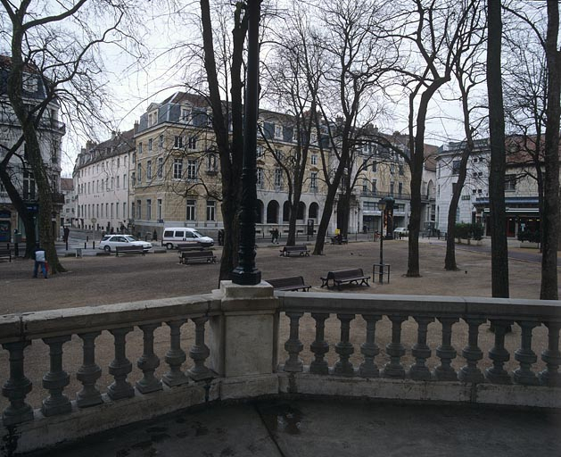 Vue d'ensemble depuis le kiosque à musique avec la partie haute de la rue de la Préfecture. © Jérôme Mongreville / Région Bourgogne-Franche-Comté, Inventaire du patrimoine - 2002