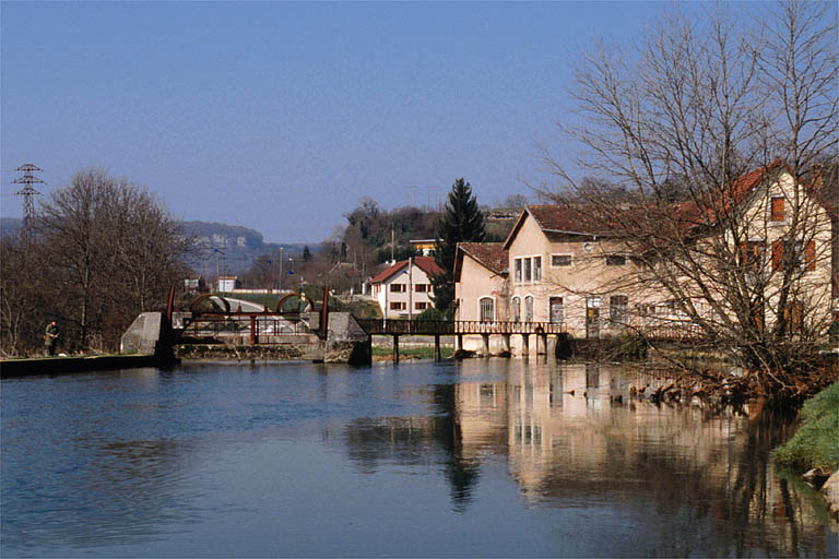 Vue d'ensemble de l'ancien moulin depuis l'est. © Jérôme Mongreville / Région Bourgogne-Franche-Comté, Inventaire du patrimoine - 2002 Vue d'ensemble de l'ancien moulin depuis l'est. © Jérôme Mongreville / Région Bourgogne-Franche-Comté, Inventaire du patrimoine - 2002