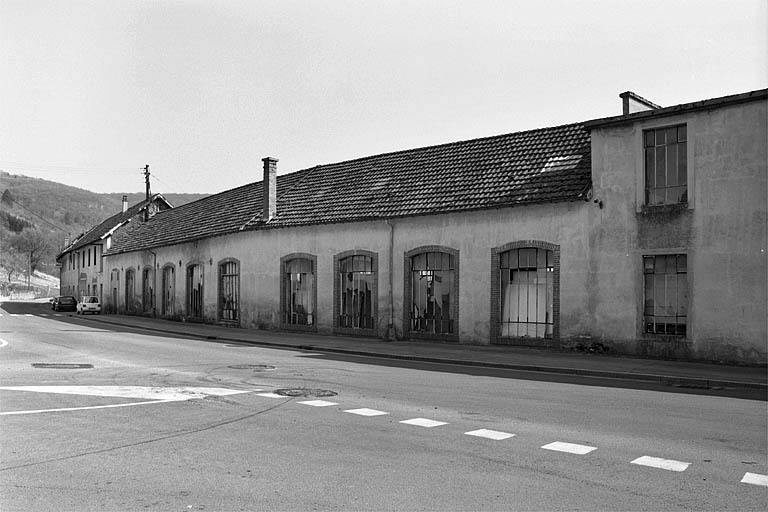 Façade sur rue de l'atelier de bonneterie primitif. © Jérôme Mongreville / Région Bourgogne-Franche-Comté, Inventaire du patrimoine - 2002 Façade sur rue de l'atelier de bonneterie primitif. © Jérôme Mongreville / Région Bourgogne-Franche-Comté, Inventaire du patrimoine - 2002