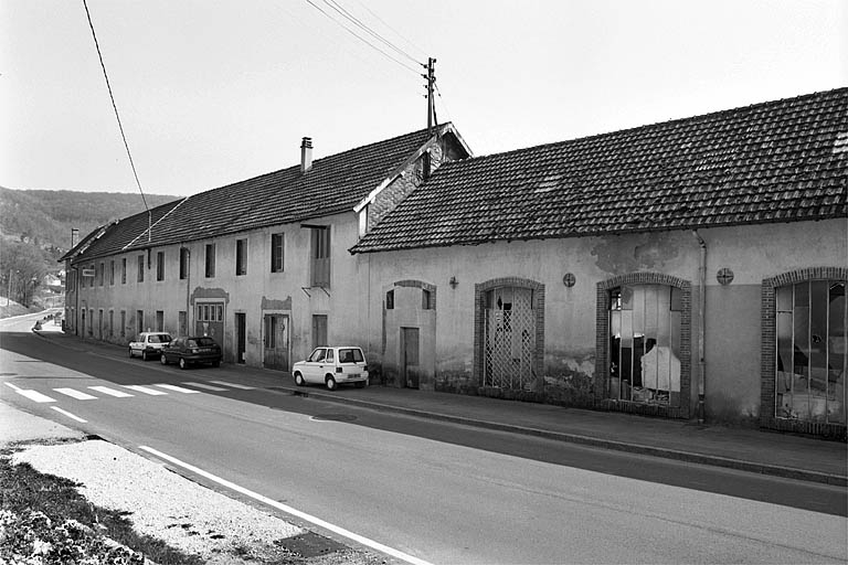 Façade sur rue de l'ancien moulin et de l'atelier de bonneterie primitif. © Jérôme Mongreville / Région Bourgogne-Franche-Comté, Inventaire du patrimoine - 2002 Façade sur rue de l'ancien moulin et de l'atelier de bonneterie primitif. © Jérôme Mongreville / Région Bourgogne-Franche-Comté, Inventaire du patrimoine - 2002