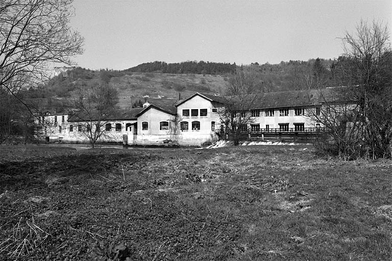 Façade sud de la bonneterie primitive et de l'ancien moulin. © Jérôme Mongreville / Région Bourgogne-Franche-Comté, Inventaire du patrimoine - 2002 Façade sud de la bonneterie primitive et de l'ancien moulin. © Jérôme Mongreville / Région Bourgogne-Franche-Comté, Inventaire du patrimoine - 2002