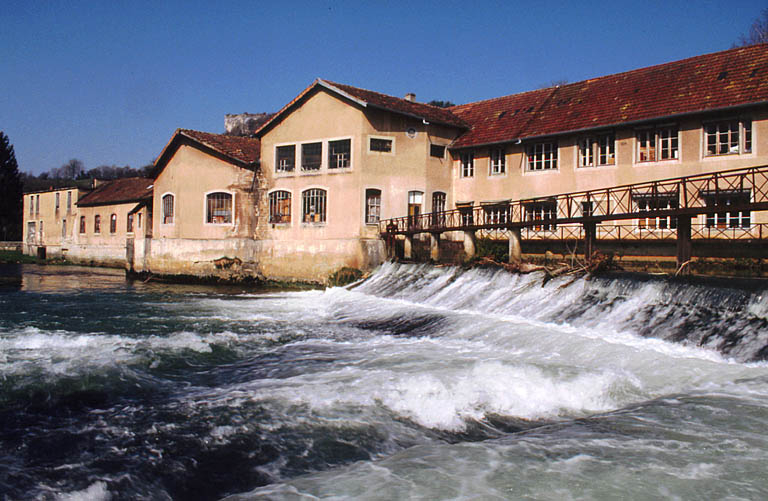 Façade sud de la bonneterie primitive et de l'ancien moulin. © Jérôme Mongreville / Région Bourgogne-Franche-Comté, Inventaire du patrimoine - 2002 Façade sud de la bonneterie primitive et de l'ancien moulin. © Jérôme Mongreville / Région Bourgogne-Franche-Comté, Inventaire du patrimoine - 2002