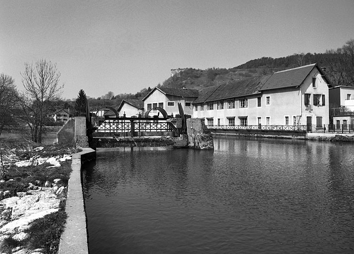 Ancien moulin depuis la rive gauche en amont. © Jérôme Mongreville / Région Bourgogne-Franche-Comté, Inventaire du patrimoine - 2002 Ancien moulin depuis la rive gauche en amont. © Jérôme Mongreville / Région Bourgogne-Franche-Comté, Inventaire du patrimoine - 2002