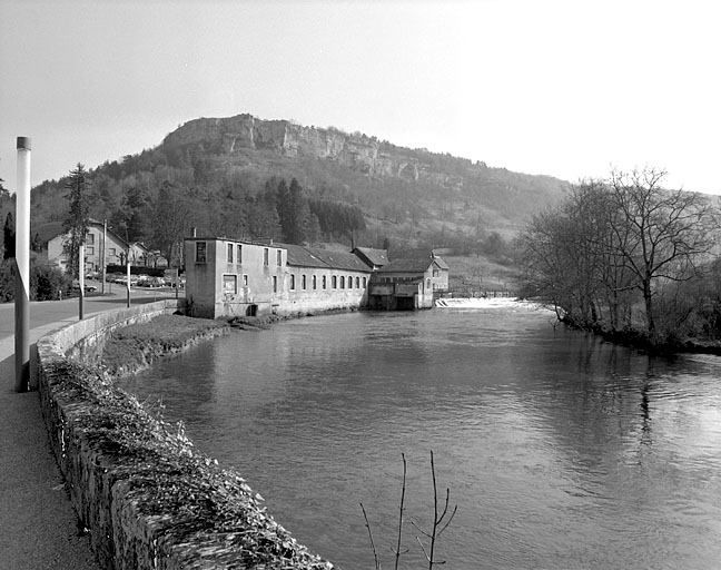 Atelier de bonneterie primitif et moulin depuis le sud-ouest. © Jérôme Mongreville / Région Bourgogne-Franche-Comté, Inventaire du patrimoine - 2002 Atelier de bonneterie primitif et moulin depuis le sud-ouest. © Jérôme Mongreville / Région Bourgogne-Franche-Comté, Inventaire du patrimoine - 2002