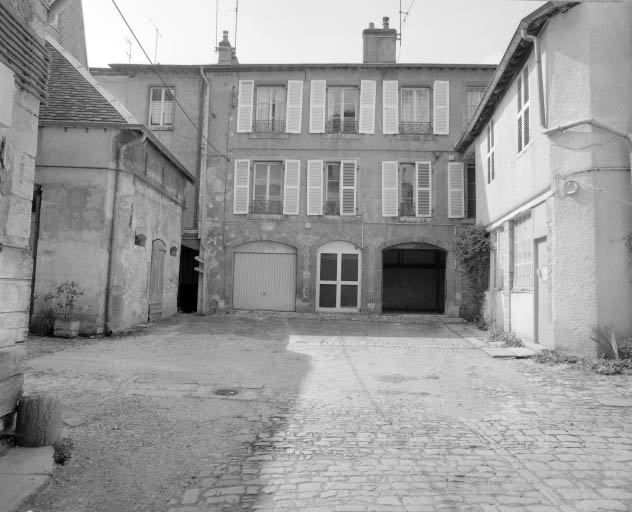 Vue d'ensemble de la cour depuis le passage cocher. © Yves Sancey / Région Bourgogne-Franche-Comté, Inventaire du patrimoine - 2002