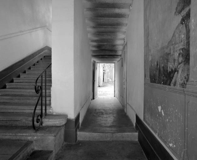 Vue d'ensemble de l'escalier et du couloir d'accès depuis la porte piétonne. © Yves Sancey / Région Bourgogne-Franche-Comté, Inventaire du patrimoine - 2002