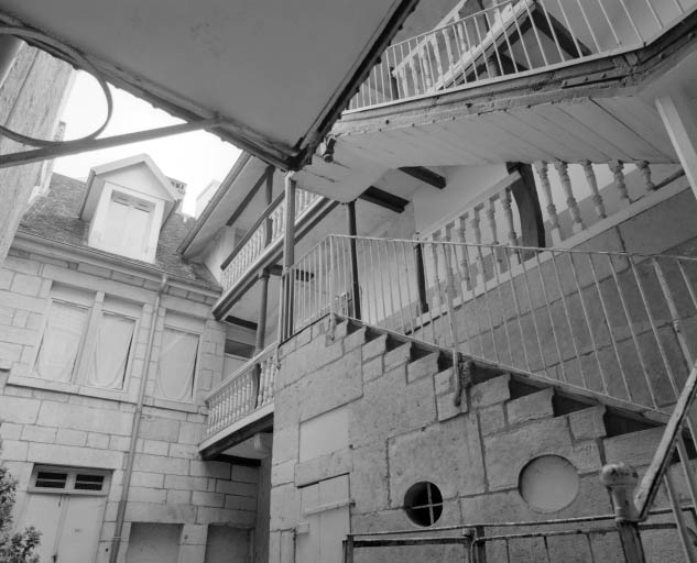 Détail de l'escalier à cage ouverte sur cour, de trois quarts gauche. © Yves Sancey / Région Bourgogne-Franche-Comté, Inventaire du patrimoine - 2002