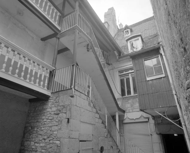 Détail de l'escalier et de la coursière depuis le fond de la cour. © Yves Sancey / Région Bourgogne-Franche-Comté, Inventaire du patrimoine - 2002