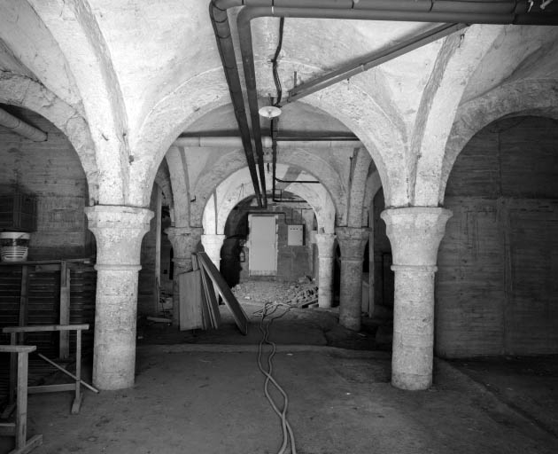 Sous-sol de la partie droite du corps de logis principal : vue de face. © Yves Sancey / Région Bourgogne-Franche-Comté, Inventaire du patrimoine - 2002