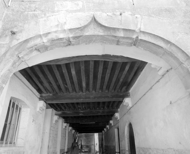 Passage dans la deuxième cour : détail de l'entrée et du plafond à la française. © Yves Sancey / Région Bourgogne-Franche-Comté, Inventaire du patrimoine - 2002