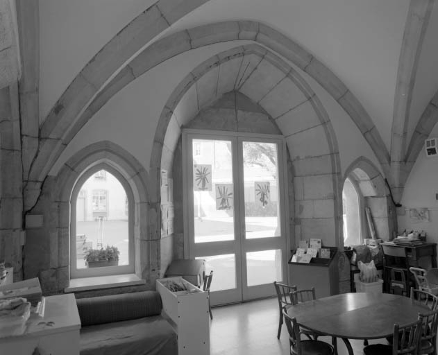 Intérieur : partie gauche du bâtiment à droite de la deuxième cour : vue des trois baies en arc brisé. © Yves Sancey / Région Bourgogne-Franche-Comté, Inventaire du patrimoine - 2002