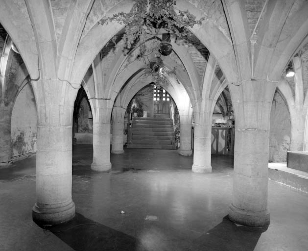 Sous-sol de l'aile droite : vue d'ensemble depuis le fond, de face. © Yves Sancey / Région Bourgogne-Franche-Comté, Inventaire du patrimoine - 2002