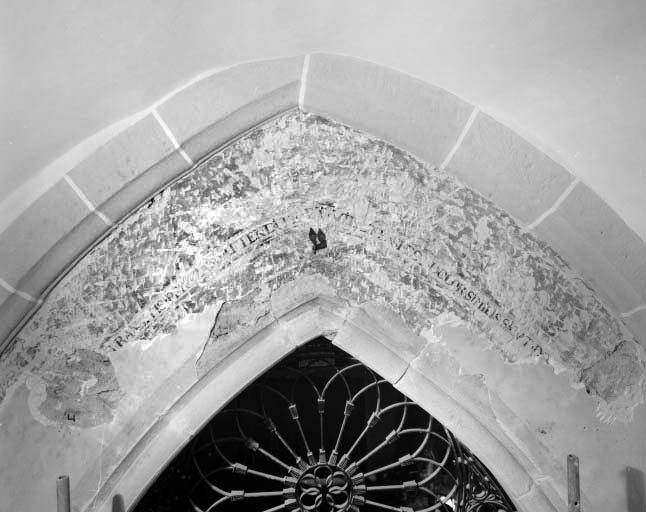 Inscription au-dessus de la porte conduisant à la nef. © Yves Sancey / Région Bourgogne-Franche-Comté, Inventaire du patrimoine - 2002