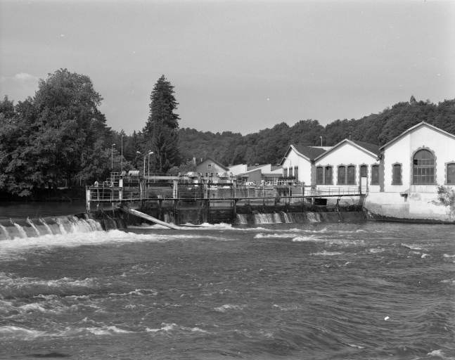 Entrepôt industriel (ancienne fonderie) et vannes du barrage depuis la rive droite. © Jérôme Mongreville / Région Bourgogne-Franche-Comté, Inventaire du patrimoine - 2002