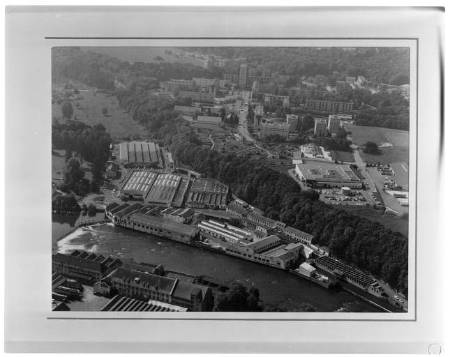 Vue aérienne de l'ensemble de l'usine. Photographie aérienne, s.d. [1998]. © Yves  Sancey (reproduction) / Région Bourgogne-Franche-Comté, Inventaire du patrimoine - 2002
