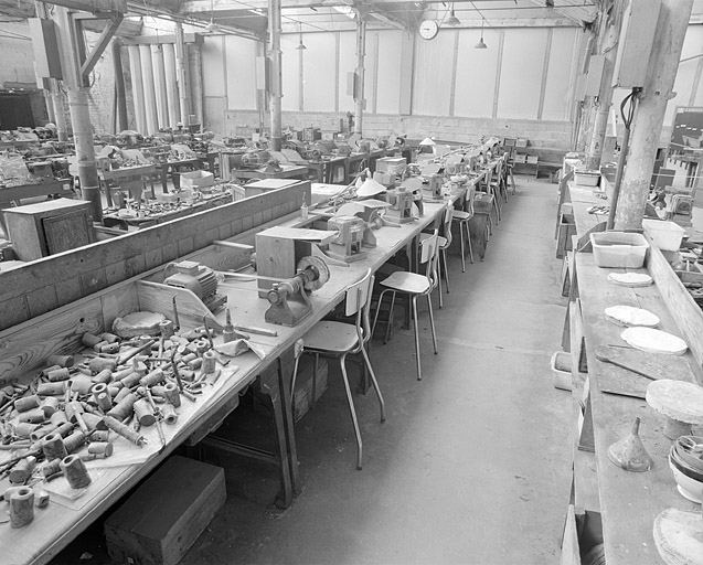Vue d'ensemble de la rangée des 16 polissoirs (atelier principal). © Jérôme Mongreville / Région Bourgogne-Franche-Comté, Inventaire du patrimoine - 2002