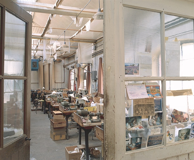 Atelier de fabrication secondaire des pipes (dit atelier de finissage) depuis la pièce du vernissage. © Jérôme Mongreville / Région Bourgogne-Franche-Comté, Inventaire du patrimoine - 2002