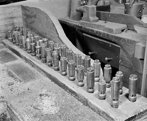 Jeu d'embouts de tailles différentes posés sur l'établi. © Jérôme Mongreville / Région Bourgogne-Franche-Comté, Inventaire du patrimoine - 2002