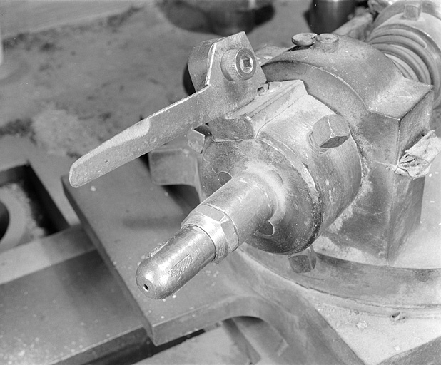 Détail du système de fixation du fourneau par l'intérieur du foyer (arrondisseur de l'atelier de finissage). © Jérôme Mongreville / Région Bourgogne-Franche-Comté, Inventaire du patrimoine - 2002