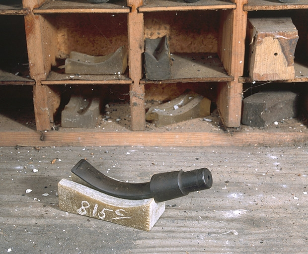 Tuyau en ébonite dans son marbre. © Jérôme Mongreville / Région Bourgogne-Franche-Comté, Inventaire du patrimoine - 2002