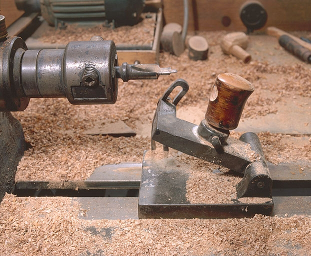 La cuillère et lui, faisant face, le fourneau à usiner sur son chariot mobile. © Jérôme Mongreville / Région Bourgogne-Franche-Comté, Inventaire du patrimoine - 2002