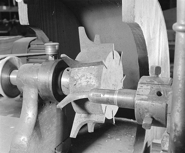 Détail de la fraise et du système de fixation du fourneau par l'intérieur du foyer (arrondisseur de l'atelier principal). © Jérôme Mongreville / Région Bourgogne-Franche-Comté, Inventaire du patrimoine - 2002