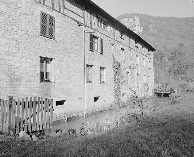 Façade sur le canal depuis le sud. © Yves Sancey / Région Bourgogne-Franche-Comté, Inventaire du patrimoine - 2002