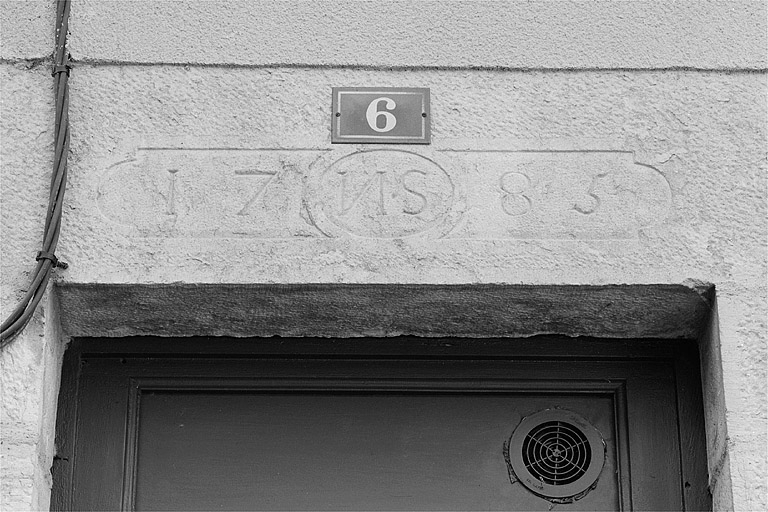 Façade ouest. Détail d'un linteau de porte. © Yves Sancey / Région Bourgogne-Franche-Comté, Inventaire du patrimoine - 2002
