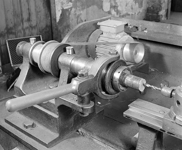 Détail du tour de gauche avec son moteur (atelier principal). © Jérôme Mongreville / Région Bourgogne-Franche-Comté, Inventaire du patrimoine - 2002