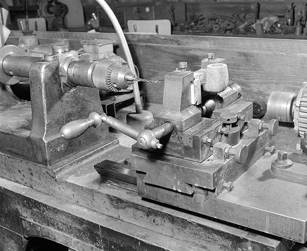 Le chariot mobile et le mandrin porte-mèche, de trois quarts droite (atelier principal). © Jérôme Mongreville / Région Bourgogne-Franche-Comté, Inventaire du patrimoine - 2002