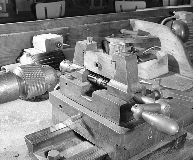 Le chariot mobile et le mandrin porte-mèche, de trois quarts gauche (atelier principal). © Jérôme Mongreville / Région Bourgogne-Franche-Comté, Inventaire du patrimoine - 2002